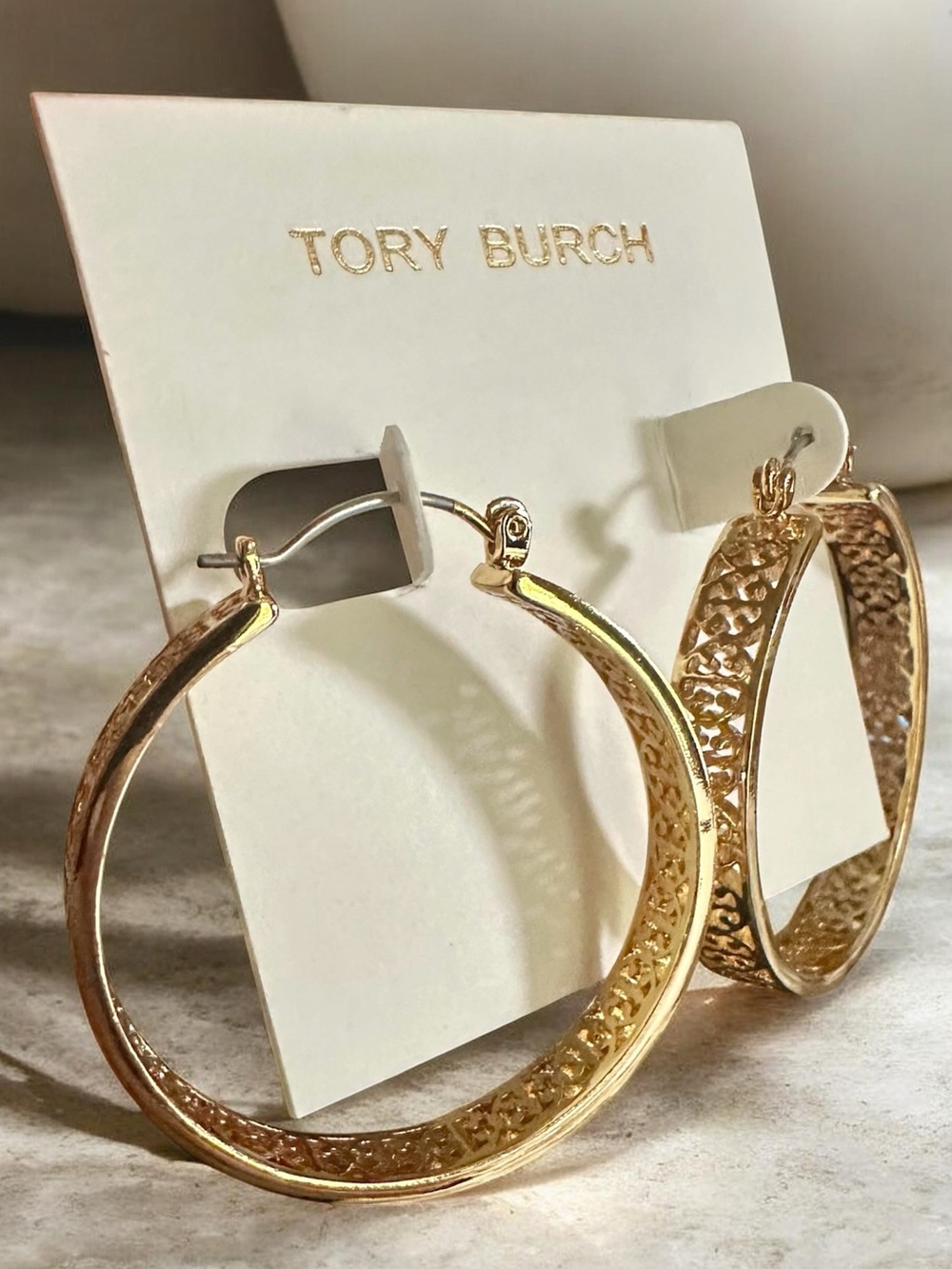 New Tory Burch Kindley Lightweight 1.3” Hoop Earrings Logo Cutout Design in Gold